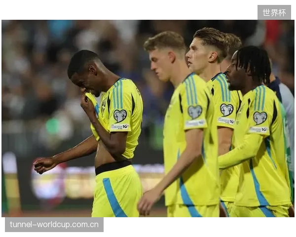 伊萨克的进球无法掩盖瑞典防线的集体低迷,球队在面对强力冲击时显得准备不足。 伊萨克的进球无法掩盖瑞典防线的集体低迷,球队在面对强力冲击时显得准备不足。